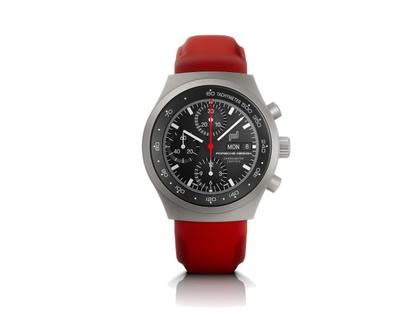 Porsche Design Chronograph 1 - All Titanium Numbered Edition Automatik Titan 40mm schwarzes Zifferblatt rotes Lederband – Herrenuhren Chronograph aus Leder und Titan. Das Gehäuse ist rund und grau. Das Lederarmband ist rot. Das Zifferblatt ist ein Index in schwarz.
