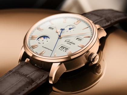 Glashütte Original Senator Excellence Ewiger Kalender Automatik Rotgold 42mm silbernes Zifferblatt braunes Lederband – Herrenuhren Uhr mit Kalender aus 750 Rotgold. Das Gehäuse ist rund und roségold. Das Lederarmband Kroko / Alligator ist braun. Das Zifferblatt ist römisch und silber. – Ansicht 4