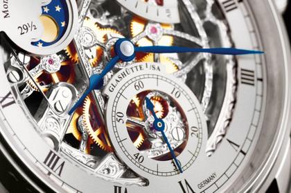 Glashütte Original Senator Mondphase Skelettierte Edition Handaufzug Weißgold 42mm silbernes Zifferblatt schwarzes Lederband – Herrenuhren Uhr ohne Datum aus 750 Weißgold. Das Gehäuse ist rund und silber. Das Lederarmband Kroko / Alligator ist blau. Das Zifferblatt ist römisch Index und silber. – Ansicht 3