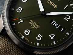 Oris Big Crown ProPilot Day Date TLP Limited Edition Automatik Edelstahl 44mm grünes Zifferblatt grünes Textilband – Herrenuhren Uhr mit Datum aus Edelstahl und PVD beschichtet. Das Gehäuse ist rund und anthrazit. Das Textilarmband ist grün. Das Zifferblatt ist arabisch und grün. – Ansicht 5