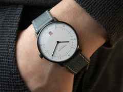 Sternglas Naos Edition Bauhaus III Quarz Edelstahl Schwarz-PVD 38mm weißes Zifferblatt graues Lederband – Herrenuhren Uhr mit Datum aus Edelstahl, Leder und PVD beschichtet. Das Gehäuse ist rund und schwarz. Das Lederarmband ist grau. Das Zifferblatt ist arabisch Index und weiß. – Ansicht 8