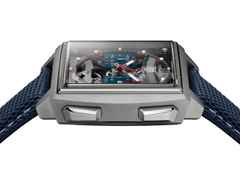 TAG Heuer Monaco Evergraph Automatik Titan 40mm skelettiertes Zifferblatt blaues Kautschukband – Herrenuhren Chronograph aus Titan. Das Gehäuse ist quadratisch und grau. Das Kautschuk / Kunststoff / Silikon Armband ist blau. Das Zifferblatt ist ein Index in silber. – Ansicht 3