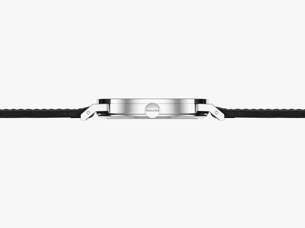 Nomos Glashütte Tangente 2date Handaufzug Edelstahl 38mm blaues Zifferblatt schwarzes Lederband Glasboden – Herrenuhren Uhr mit Datum aus Edelstahl und Leder. Das Gehäuse ist rund und silber. Das Lederarmband ist schwarz. Das Zifferblatt ist arabisch Index und blau. – Ansicht 4