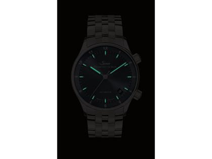 Sinn Spezialuhren 6033 B Frankfurter Finanzplatzuhr Limited Edition Automatik Edelstahl 34mm blaues Zifferblatt Metallband – Herrenuhren Uhr mit Datum aus Edelstahl. Das Gehäuse ist rund und silber. Das Edelstahlarmband ist silber. Das Zifferblatt ist arabisch Index und blau. – Ansicht 5