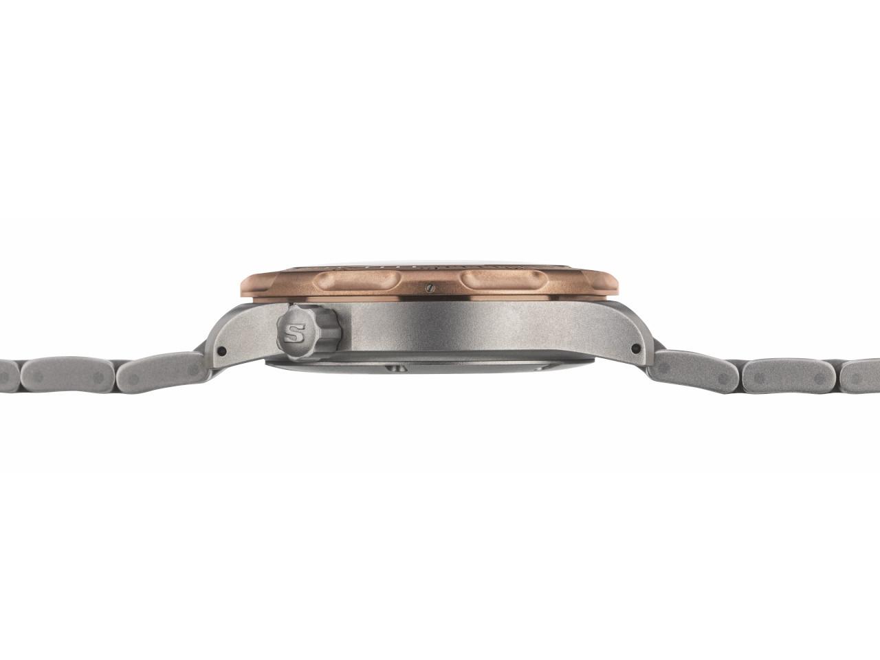 Sinn Spezialuhren T50 GBDR Automatik Titan 41mm schwarzes Zifferblatt Metallband – Herrenuhren Uhr mit Datum aus Bronze und Titan. Das Gehäuse ist rund und bronze. Das Titanarmband ist grau. Das Zifferblatt ist ein Index in schwarz. – Ansicht 3