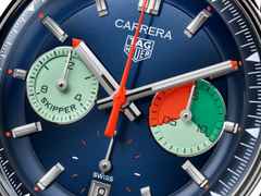 TAG Heuer Carrera Chronograph Skipper Automatik Edelstahl 39mm blaues Zifferblatt blaues Textilband – Herrenuhren Chronograph aus Edelstahl und Leder. Das Gehäuse ist rund und silber. Das Textilarmband ist blau. Das Zifferblatt ist ein Index in blau. – Ansicht 4