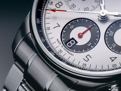 Union Glashütte Belisar Chronograph Automatik Edelstahl 40mm weißes Zifferblatt Metallband – Herrenuhren Chronograph aus Edelstahl. Das Gehäuse ist rund und silber. Das Edelstahlarmband ist silber. Das Zifferblatt ist arabisch Index und weiß. – Ansicht 2