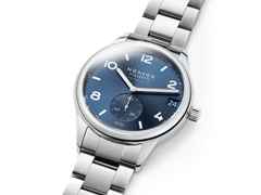 Nomos Glashütte Club Sport neomatik 42 Datum Automatik Edelstahl 42mm blaues Zifferblatt Metallband – Herrenuhren Uhr mit Datum aus Edelstahl. Das Gehäuse ist rund und silber. Das Edelstahlarmband ist silber. Das Zifferblatt ist arabisch Index und blau. – Ansicht 2