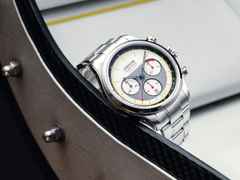 Union Glashütte Belisar Chronograph Silvretta Classic 2026 Limitierte Edition Automatik Edelstahl 44mm beiges Zifferblatt gelbes Textilband schwarzes Lederband und Metallband – Herrenuhren Chronograph aus Edelstahl und Leder. Das Gehäuse ist rund und silber. Das Textilarmband ist gelb. Das Zifferblatt ist ein Index in beige. – Ansicht 4