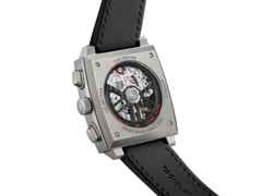 TAG Heuer Monaco Chronograph Automatik Titan 39mm skelettiertes Zifferblatt schwarzes Kautschuk-Lederband – Herrenuhren Chronograph aus Titan. Das Gehäuse ist quadratisch und silber. Das Kautschuk / Kunststoff / Silikon Armband ist schwarz. Das Zifferblatt ist ein Index in schwarz. – Ansicht 5