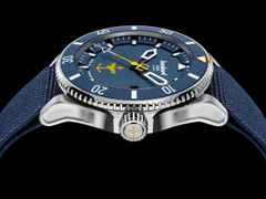 Hanhart Fly Navy Aerosphere MFG3 Automatik Edelstahl 42mm blaues Zifferblatt blaues Textilband limitiert – Herrenuhren Uhr mit Datum aus Edelstahl und Keramik. Das Gehäuse ist rund und silber. Das Textilarmband ist blau. Das Zifferblatt ist arabisch und blau. – Ansicht 6