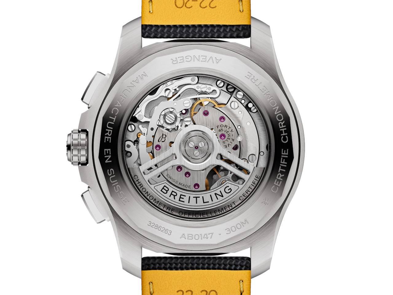 Breitling Avenger B01 Chronograph 44 Automatik Edelstahl schwarzes Zifferblatt schwarzes Lederband – Herrenuhren Chronograph aus Edelstahl und Leder. Das Gehäuse ist rund und silber. Das Lederarmband ist schwarz. Das Zifferblatt ist ein Index in schwarz. – Ansicht 4