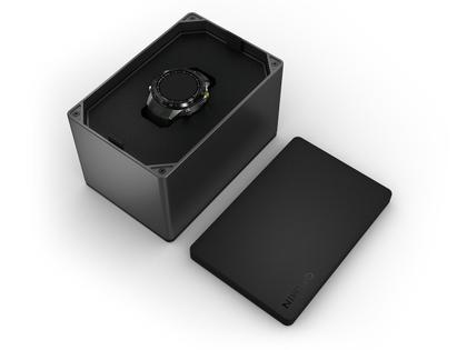 Garmin MARQ Athlete Gen 2 digital Titan 46mm schwarzes Kautschukband – Herrenuhren Uhr Multifunktion aus DLC beschichtet und Titan. Das Gehäuse ist rund und grau. Das Kautschuk / Kunststoff / Silikon Armband ist schwarz. Der Zifferblatt ist digital. – Ansicht 5