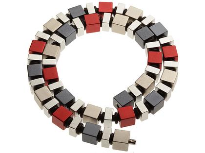 Apero Würfelkette 8mm Farbverlauf anthrazit, titanfarben, rot, natur – Halsschmuck Collier aus Aluminium, Edelstahl und und .