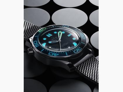 Omega Seamaster Diver 300M James Bond 60th Anniversary Automatik Edelstahl 42mm blaues Zifferblatt Metallband – Herrenuhren Uhr ohne Datum aus Aluminium und Edelstahl. Das Gehäuse ist rund und silber. Das Edelstahlarmband ist silber. Das Zifferblatt ist ein Index in blau. – Ansicht 4