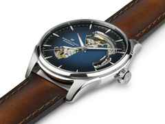 Hamilton Jazzmaster Open Heart Automatik Edelstahl 40mm dunkelblaues Zifferblatt braunes Lederband – Herrenuhren Uhr ohne Datum aus Edelstahl und Leder. Das Gehäuse ist rund und silber. Das Lederarmband ist braun. Das Zifferblatt ist ein Index in blau. – Ansicht 3