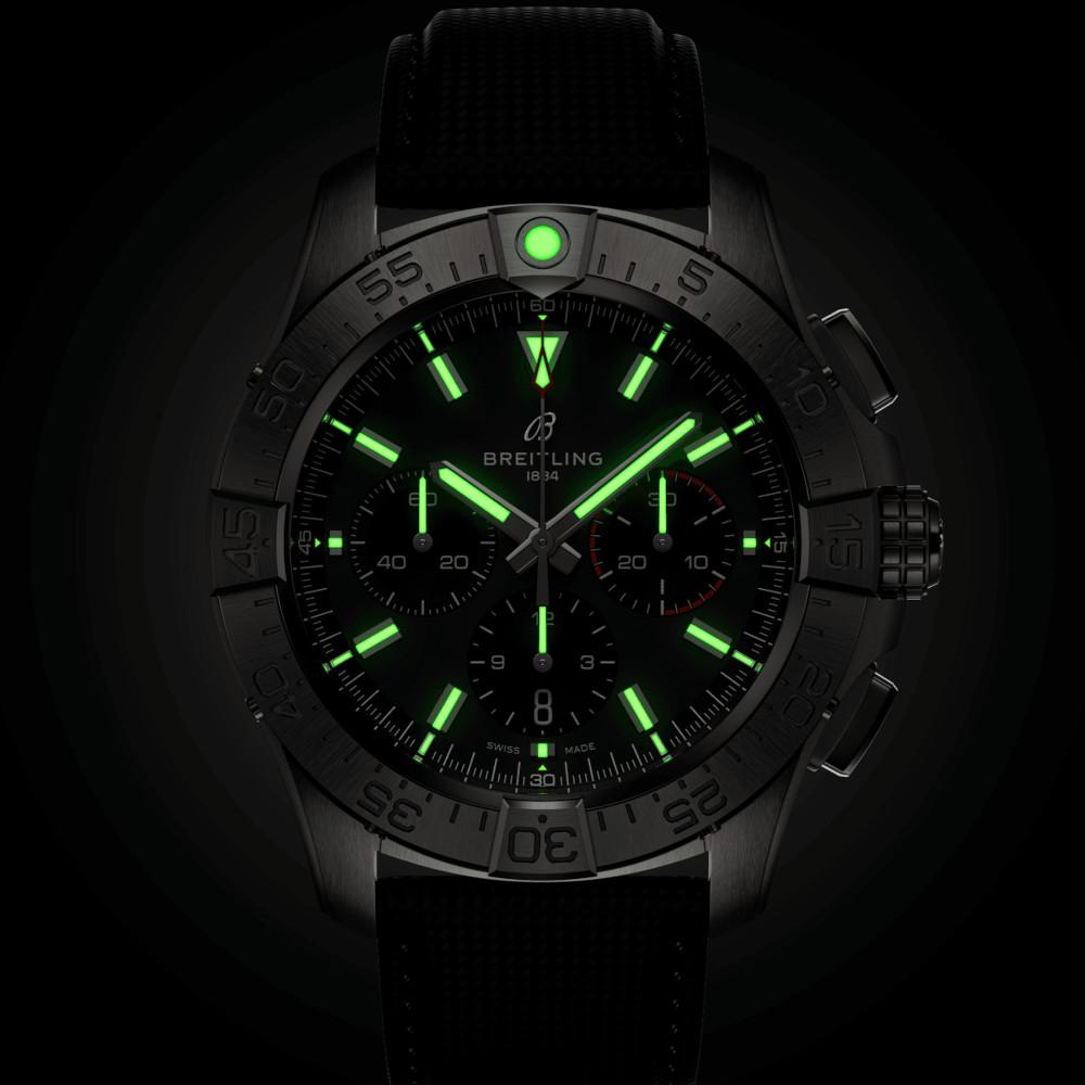 Breitling Avenger B01 Chronograph 44 Automatik Edelstahl schwarzes Zifferblatt schwarzes Lederband – Herrenuhren Chronograph aus Edelstahl und Leder. Das Gehäuse ist rund und silber. Das Lederarmband ist schwarz. Das Zifferblatt ist ein Index in schwarz. – Ansicht 6