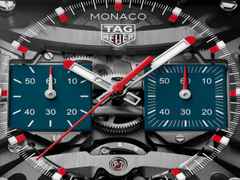 TAG Heuer Monaco Evergraph Automatik Titan 40mm skelettiertes Zifferblatt blaues Kautschukband – Herrenuhren Chronograph aus Titan. Das Gehäuse ist quadratisch und grau. Das Kautschuk / Kunststoff / Silikon Armband ist blau. Das Zifferblatt ist ein Index in silber. – Ansicht 4