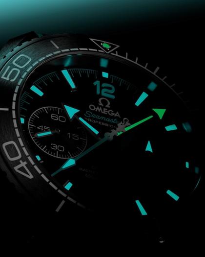 Omega Seamaster Planet Ocean 600M Chronograph ETNZ Deep Black Automatik Keramik 45,5mm schwarzes Zifferblatt schwarz türkises Kautschukband – Herrenuhren Chronograph aus Edelstahl, Kautschuk und Keramik. Das Gehäuse ist rund und schwarz. Das Kautschuk / Kunststoff / Silikon Armband ist schwarz. Das Zifferblatt ist arabisch Index und schwarz. – Ansicht 5