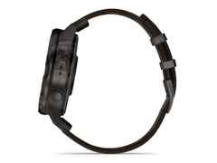 Garmin MARQ Commander Gen 3 Titan Schwarz-DLC 47mm digitales Display schwarzes Textilband – Herrenuhren Uhr Multifunktion aus DLC beschichtet, Keramik und Titan. Das Gehäuse ist rund und grau. Das Textilarmband ist schwarz. Der Zifferblatt ist digital. – Ansicht 3