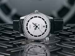 Union Glashütte Noramis Datum Deutschland Klassik 2025 Limitierte Edition Automatik Edelstahl 40mm Felgendesign Zifferblatt schwarzes Lederband – Herrenuhren Uhr mit Datum aus Edelstahl und Leder. Das Gehäuse ist rund und silber. Das Lederarmband ist schwarz. Das Zifferblatt ist ohne Zeichen und schwarz. – Ansicht 6
