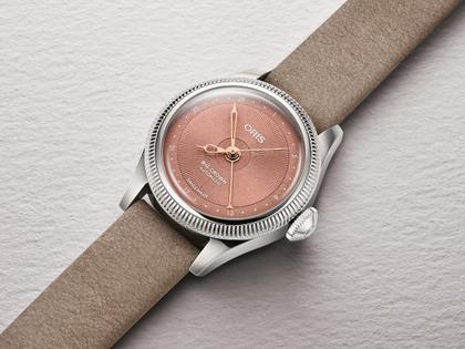 Oris Big Crown Pointer Date Automatik Edelstahl 29mm rosa Zifferblatt braunes Lederband – Damenuhren Uhr mit Datum aus Edelstahl. Das Gehäuse ist rund und silber. Das Lederarmband ist braun. Das Zifferblatt ist ohne Zeichen und rosa. – Ansicht 3