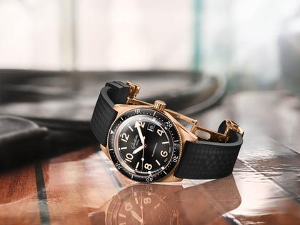 Glashütte Original SeaQ Automatik Rotgold 40mm schwarzes Zifferblatt schwarzes Kautschukband – Herrenuhren Uhr mit Datum aus 750 Rotgold. Das Gehäuse ist rund und roségold. Das Kautschuk / Kunststoff / Silikon Armband ist schwarz. Das Zifferblatt ist arabisch Index und schwarz. – Ansicht 6