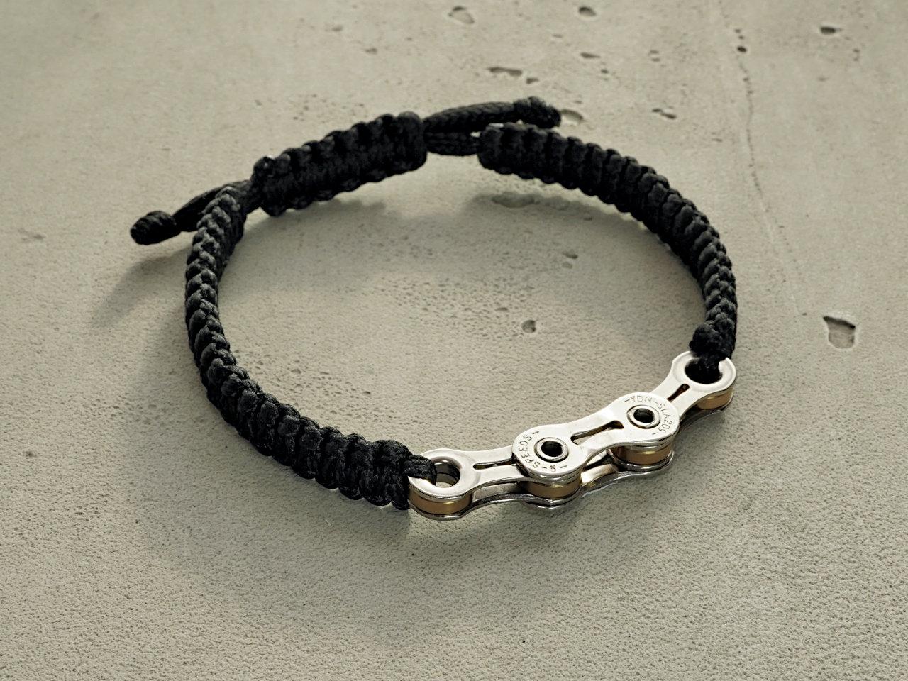 Juwelier Roller | Atelier BikeChains Fahrradketten-Armband mit schwarzem Textilband – Armschmuck Armband in schwarz und aus Titan. – Ansicht 2