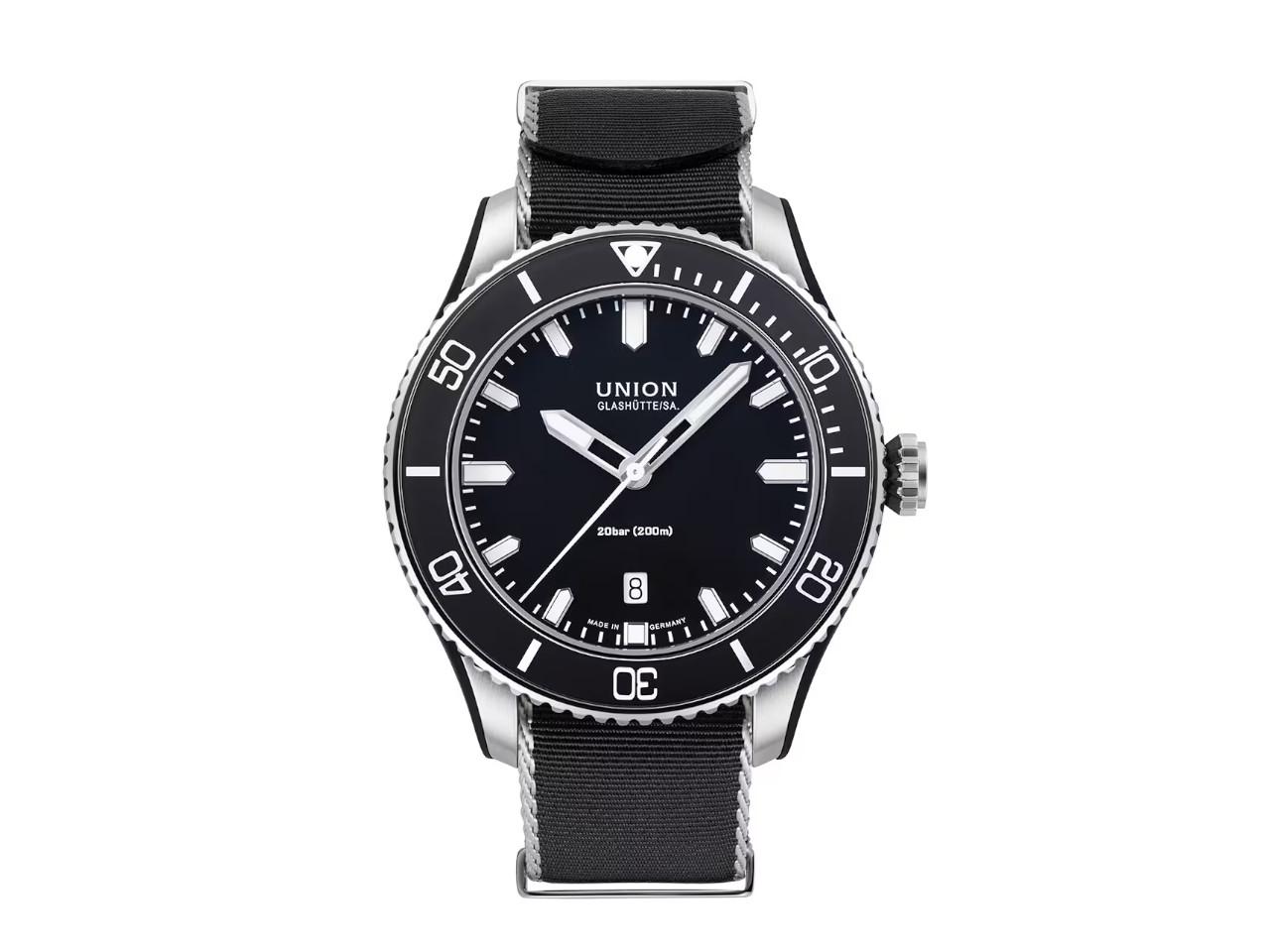 Union Glashütte Belisar  Datum Sport Automatik Edelstahl 45mm schwarzes Zifferblatt Metallband – Herrenuhren Uhr mit Datum aus Edelstahl. Das Gehäuse ist rund und silber. Das Edelstahlarmband ist silber. Das Zifferblatt ist ein Index in schwarz. – Ansicht 2
