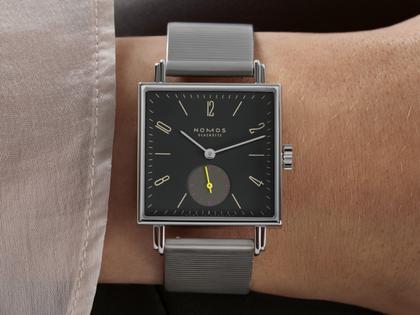 Nomos Glashütte Tetra Origins Basalt Handaufzug Edelstahl 29,5mm schwarzes Zifferblatt graues Lederband Stahlboden – Damenuhren Uhr ohne Datum aus Edelstahl und Leder. Das Gehäuse ist quadratisch und silber. Das Lederarmband ist grau. Das Zifferblatt ist arabisch Index und schwarz. – Ansicht 9