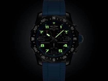 Breitling Endurance Pro 44 Chronograph Quarz Breitlight schwarzes Zifferblatt blaues Kautschukband – Herrenuhren Chronograph aus Kautschuk und Sonstiges. Das Gehäuse ist rund und schwarz. Das Kautschuk / Kunststoff / Silikon Armband ist blau. Das Zifferblatt ist arabisch Index und schwarz. – Ansicht 5