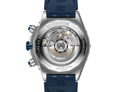 Breitling Super Chronomat B01 44 Automatik Edelstahl blaues Zifferblatt blaues Kautschukband – Herrenuhren Chronograph aus Edelstahl. Das Gehäuse ist rund und silber. Das Kautschuk / Kunststoff / Silikon Armband ist blau. Das Zifferblatt ist ein Index in blau. – Ansicht 2