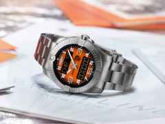 Breitling Aerospace B70 Orbiter Quarz Titan 43mm orangenes Zifferblatt Metallband – Herrenuhren Uhr Multifunktion aus Titan. Das Gehäuse ist rund und grau. Das Titanarmband ist grau. Das Zifferblatt ist arabisch und orange. – Ansicht 3
