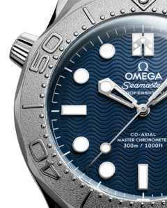 Omega Seamaster Diver 300M  Automatik Edelstahl 42mm James Bond Edition blaues Zifferblatt Metallband – Herrenuhren Uhr ohne Datum aus Edelstahl und Keramik. Das Gehäuse ist rund und silber. Das Edelstahlarmband ist silber. Das Zifferblatt ist ein Index in blau. – Ansicht 4