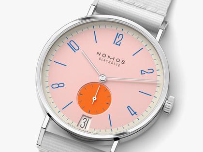 Nomos Glashütte Tangente 38 Datum "175 Years Watchmaking - Flamingopink" Handaufzug Edelstahl rosa Zifferblatt graues Textilband Glasboden – Herrenuhren Uhr mit Datum aus Edelstahl. Das Gehäuse ist rund und silber. Das Textilarmband ist grau. Das Zifferblatt ist arabisch Index und rosa. – Ansicht 4