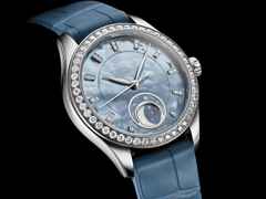 Glashütte Original Lady Serenade Luna Automatik Edelstahl 32,5mm blaues Perlmutt-Zifferblatt blaues Lederband – Damenuhren Uhr ohne Datum aus 750 Weißgold, Edelstahl und Leder. Das Gehäuse ist rund und silber. Das Lederarmband Kroko / Alligator ist blau. Das Zifferblatt ist ein Index in blau. – Ansicht 3