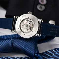 Mühle Glashütte Teutonia IV Kleine Sekunde Automatik Edelstahl 41mm schwarzes Zifferblatt schwarzes Lederband – Herrenuhren Uhr mit Datum aus Edelstahl. Das Gehäuse ist rund und silber. Das Lederarmband ist schwarz. Das Zifferblatt ist ein Index in schwarz. – Ansicht 4