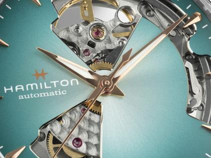 Hamilton Jazzmaster Open Heart Automatik Edelstahl 36mm hellblaues Zifferblatt Metallband – Damenuhren Uhr ohne Datum aus Edelstahl. Das Gehäuse ist rund und silber. Das Edelstahlarmband ist silber. Das Zifferblatt ist ein Index in blau. – Ansicht 4