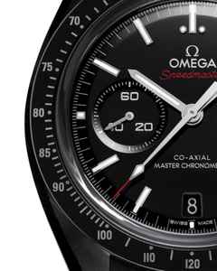 Omega Speedmaster Dark Side of the Moon Chronograph Automatik Keramik 44mm schwarzes Zifferblatt schwarzes Kautschukband – Herrenuhren Chronograph aus Keramik. Das Gehäuse ist rund und schwarz. Das Kautschuk / Kunststoff / Silikon Armband ist schwarz. Das Zifferblatt ist ein Index in schwarz. – Ansicht 4