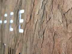 Qlocktwo Earth 45 Creator's Edition Glintscape mit weiß lackiertem Holz – Großuhren Wanduhr aus Sonstiges. Das Gehäuse ist quadratisch und weiß. Das Zifferblatt ist digital und braun. – Ansicht 2