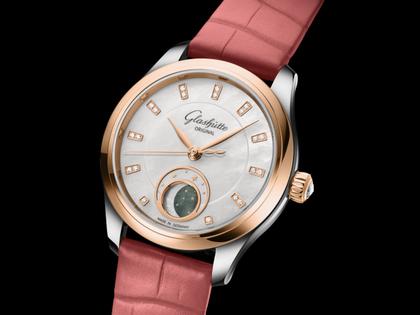 Glashütte Original Lady Serenade Luna Automatik Edelstahl 32,5mm weißes Zifferblatt pinkes Lederband – Damenuhren Uhr ohne Datum aus 750 Rotgold, Edelstahl und Leder. Das Gehäuse ist rund und silber. Das Lederarmband Kroko / Alligator ist rosa. Das Zifferblatt ist ein Index in weiß. – Ansicht 2