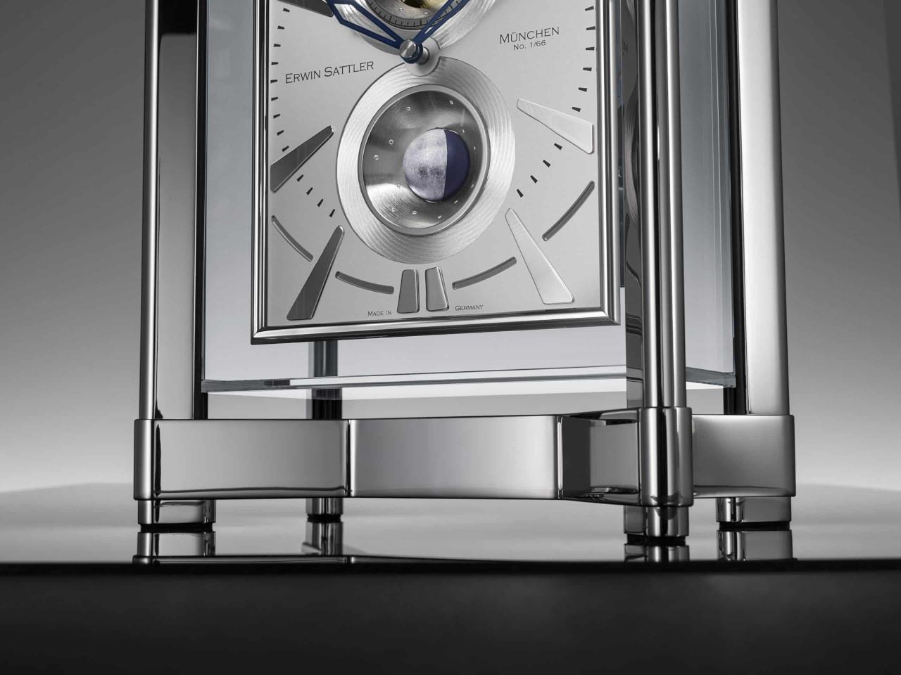 Erwin Sattler Tischuhr Opus Moon Tourbillon – Großuhren Tischuhr aus . Das Gehäuse ist rechteckig und silber. Das Zifferblatt ist arabisch Index und weiß. – Ansicht 4