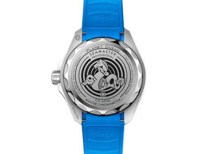 Omega Seamaster Planet Ocean 6000M Ultra Deep Automatik Edelstahl 45,5mm blaues Zifferblatt Kautschukband – Herrenuhren Uhr ohne Datum aus Edelstahl, Keramik und Titan. Das Gehäuse ist rund und silber. Das Kautschuk / Kunststoff / Silikon Armband ist schwarz. Das Zifferblatt ist arabisch Index und blau. – Ansicht 2