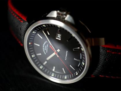 Mühle Glashütte 29er Big Automatik Edelstahl 42,4mm schwarzes Zifferblatt schwarz-rotes Leder-Kautschukband – Herrenuhren Uhr mit Datum aus Edelstahl. Das Gehäuse ist rund und silber. Das Kautschuk / Kunststoff / Silikon Armband ist schwarz. Das Zifferblatt ist ein Index in schwarz. – Ansicht 2