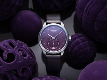 Union Glashütte 1893 Johannes Dürrstein Edition Kleine Sekunde Automatik Edelstahl 34mm violettes Zifferblatt graues Lederband – Damenuhren Uhr mit Datum aus Edelstahl und Leder. Das Gehäuse ist rund und silber. Das Lederarmband ist grau. Das Zifferblatt ist ein Index in lila. – Ansicht 3