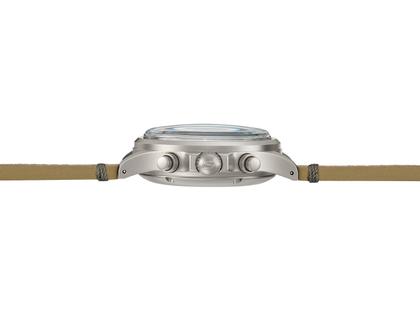 Sinn Spezialuhren 356 FLIEGER Klassik AS E Chronograph Automatik Edelstahl 38,5mm graues Zifferblatt beiges Lederband – Herrenuhren Chronograph aus Edelstahl und Leder. Das Gehäuse ist rund und grau. Das Lederarmband ist beige. Das Zifferblatt ist arabisch und anthrazit. – Ansicht 3