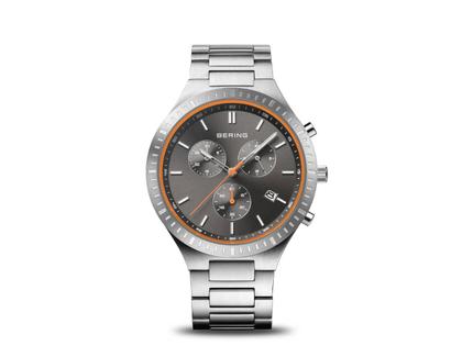 Bering Titan Chrono Titan 43mm graues Zifferblatt Metallband – Herrenuhren Uhr mit Datum aus Titan. Das Gehäuse ist rund und grau. Das Titanarmband ist grau. Das Zifferblatt ist ein Index in grau.