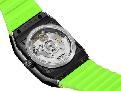 Rado Anatom Automatik Keramik 32,5mm schwarz-grünes Zifferblatt grünes Kautschukband – Damenuhren Uhr mit Datum aus Edelstahl, Kautschuk, Keramik und PVD beschichtet. Das Gehäuse ist rechteckig und schwarz. Das Kautschuk / Kunststoff / Silikon Armband ist grün. Das Zifferblatt ist ein Index in grün. – Ansicht 4