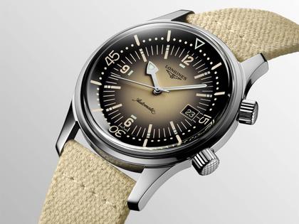 Longines Legend Diver Automatik Edelstahl 42mm beiges Zifferblatt beiges Lederband – Herrenuhren Uhr mit Datum aus Edelstahl. Das Gehäuse ist rund und silber. Das Textilarmband ist beige. Das Zifferblatt ist arabisch Index und beige. – Ansicht 2