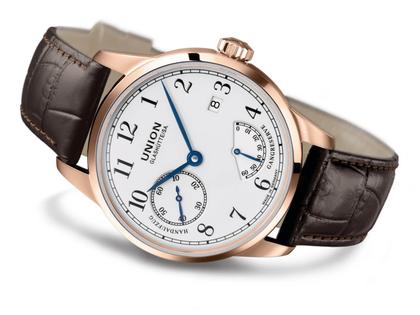 Union Glashütte 1893 Johannes Dürrstein Edition Gangreserve Handaufzug Rotgold 41mm weißes Zifferblatt braunes Lederband limitiert – Herrenuhren Uhr mit Datum aus 750 Rotgold. Das Gehäuse ist rund und roségold. Das Lederarmband ist braun. Das Zifferblatt ist arabisch und weiß. – Ansicht 2